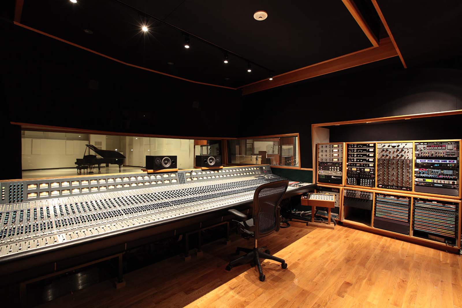Звуко запись. Студия звукозаписи East West Studios. Студия звукозаписи Лос Анджелес. Студия звукозаписи East West Studios (Лос-Анджелес, США, 2008г.). Оборудование для студии звукозаписи.