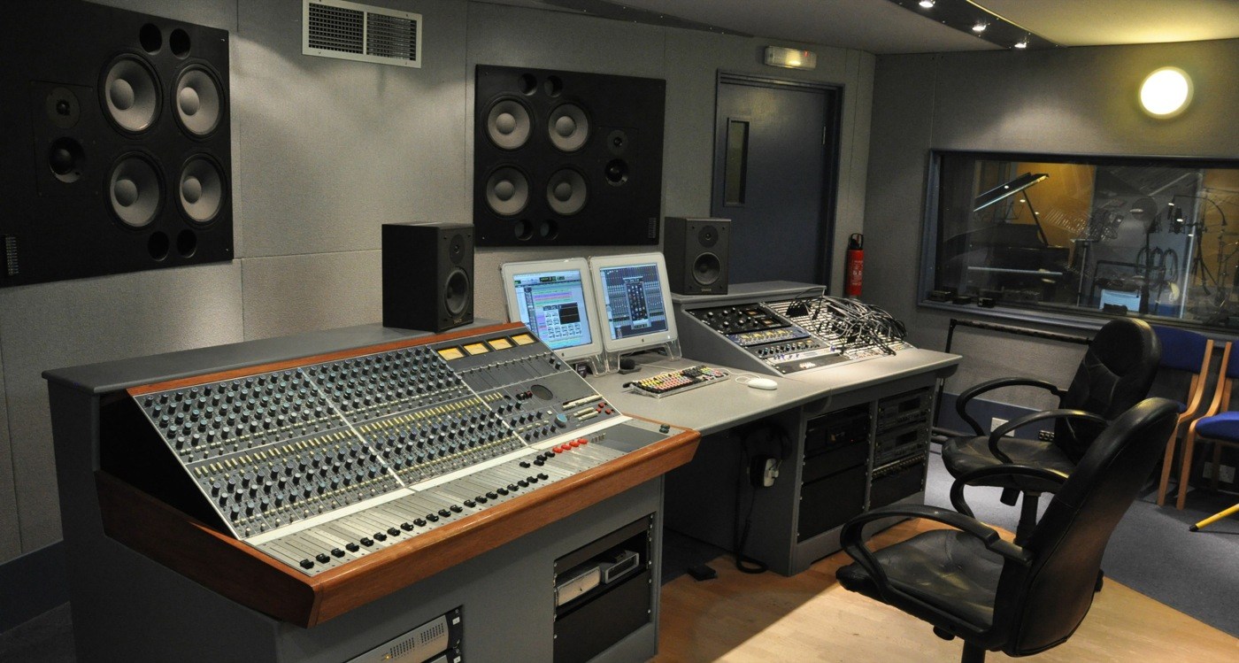 Voice engine. Студия звукозаписи Игоря Матвиенко. Студиизвукохапись Лондон. Rec Room Studio Studio. Control Room record Studio интерьер.